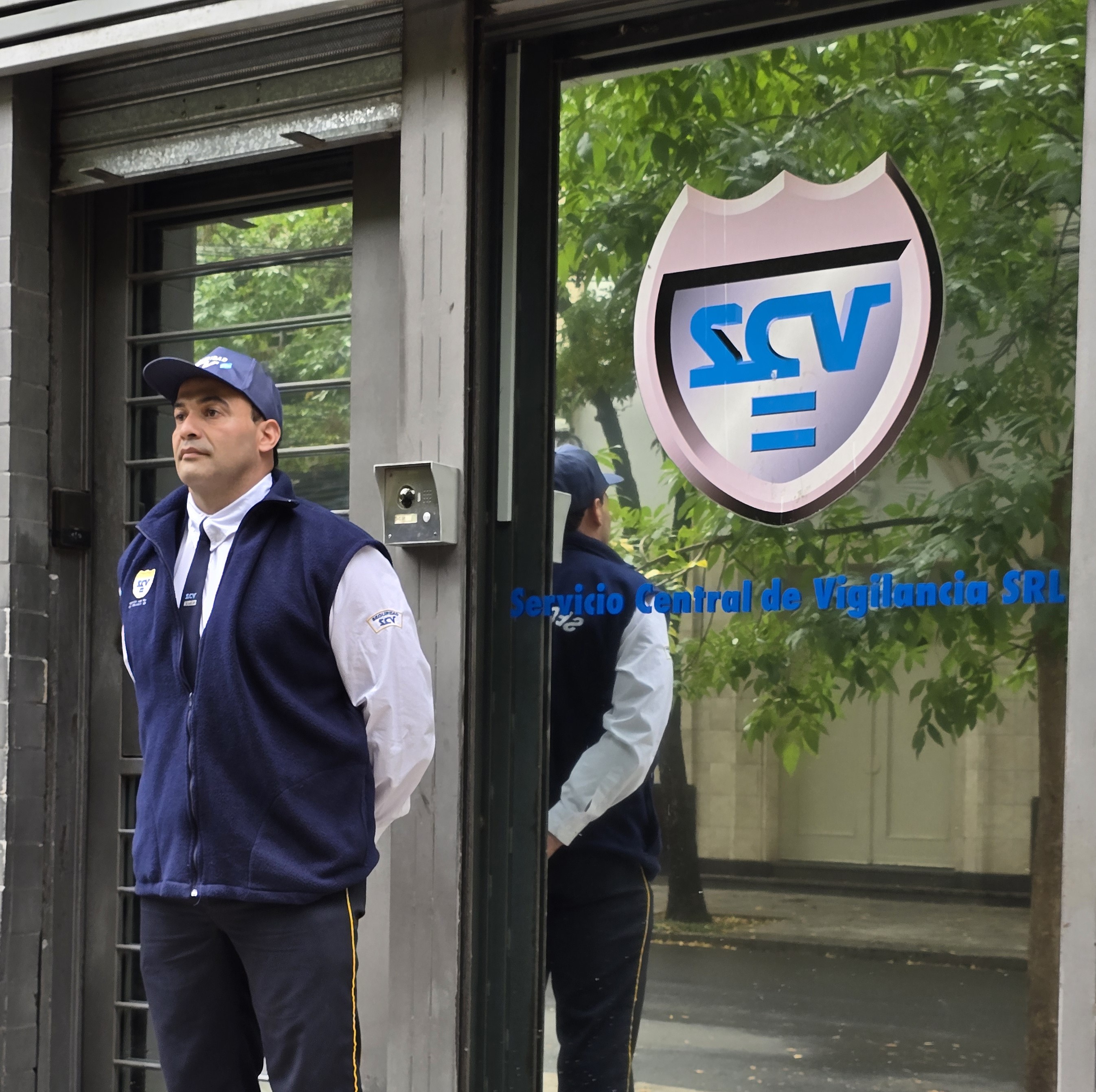 Personal de seguridad con chaleco